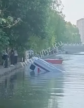 房车坠河事件