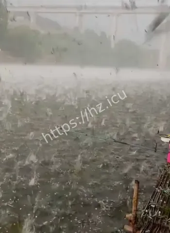 连遭两天特大冰雹暴击