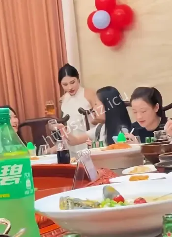 妻子聚餐当场泼酒怒扇小三