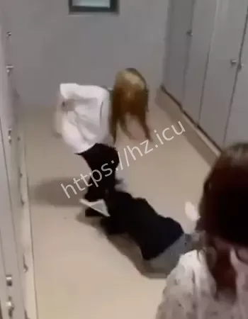 男生电击拍照