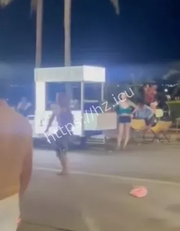 女摊主被调戏