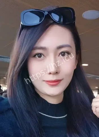 电梯搂吻女网红