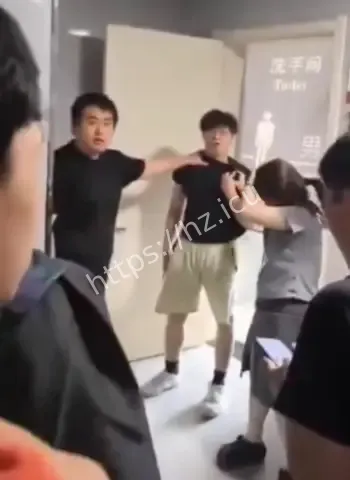 河北高校男生女厕偷拍