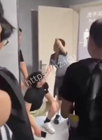 被抓现行砸伤女生
