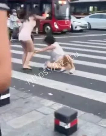 互扯衣服