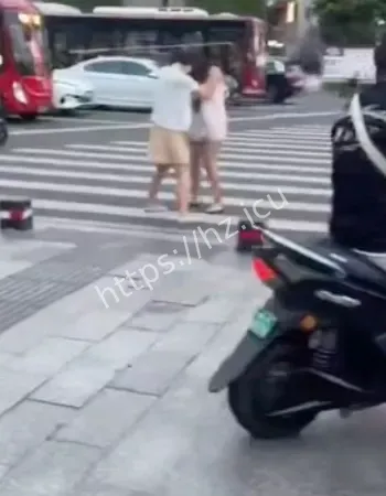 众人围观拍摄