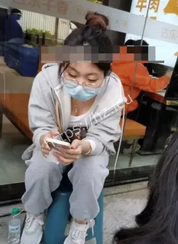 清纯眼镜女大学生