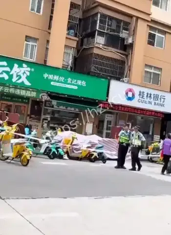 裸体从二楼坠落现场混乱